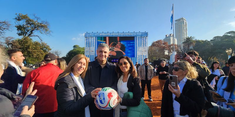 Buenos Aires Fan Fest — autoridades y referentes con la pelota