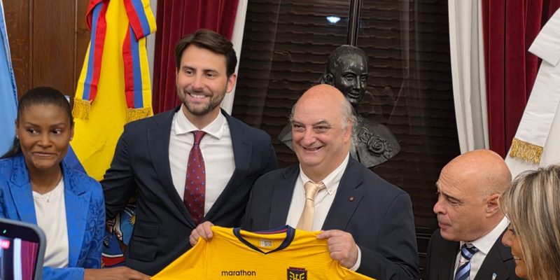 Presentación de camiseta de la selección de Ecuador en encuentro diplomático