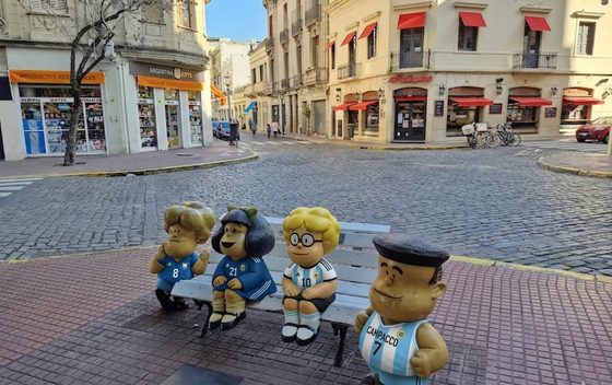 Espacio público · Mafalda e hinchas