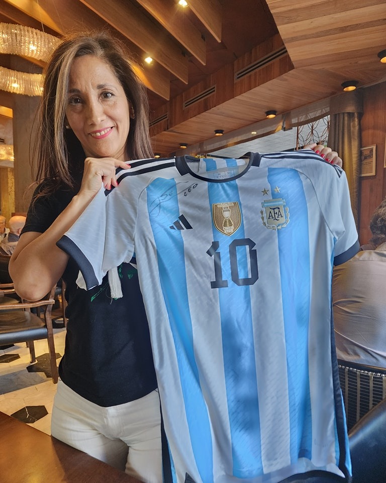 Patricia con camiseta Messi 10 firmada