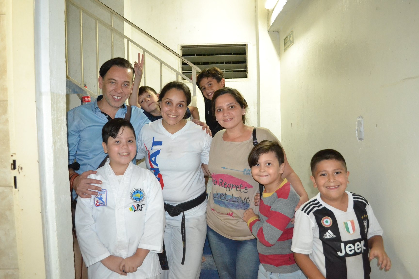 Niños con banderas argentinas evento deportivo