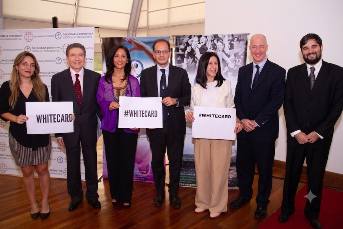 Embajadores con la campaña #WhiteCard — Peace and Sport